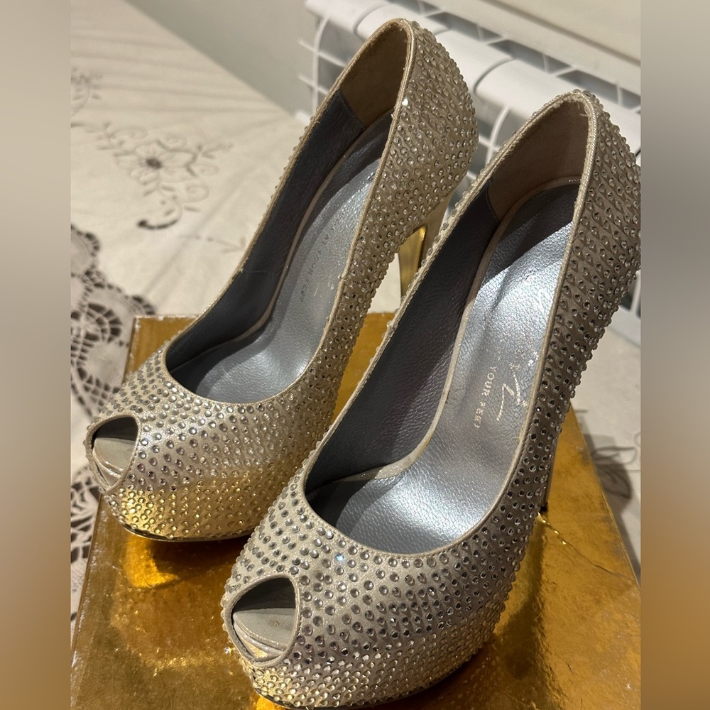 NWOT Classy and Elegant High Heel Platform Dress Pump Shoes size 5